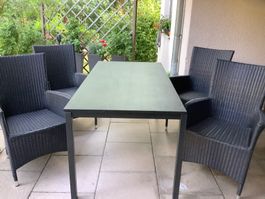Neuwertiges Gartentisch-Set mit 4 Rattan Stühle