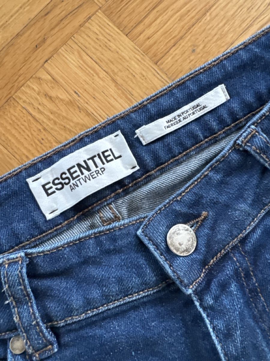 Jeans: Essential Antwerp Clam Digger Jeans – Usato da Fällanden venduto da emilyeheim 1