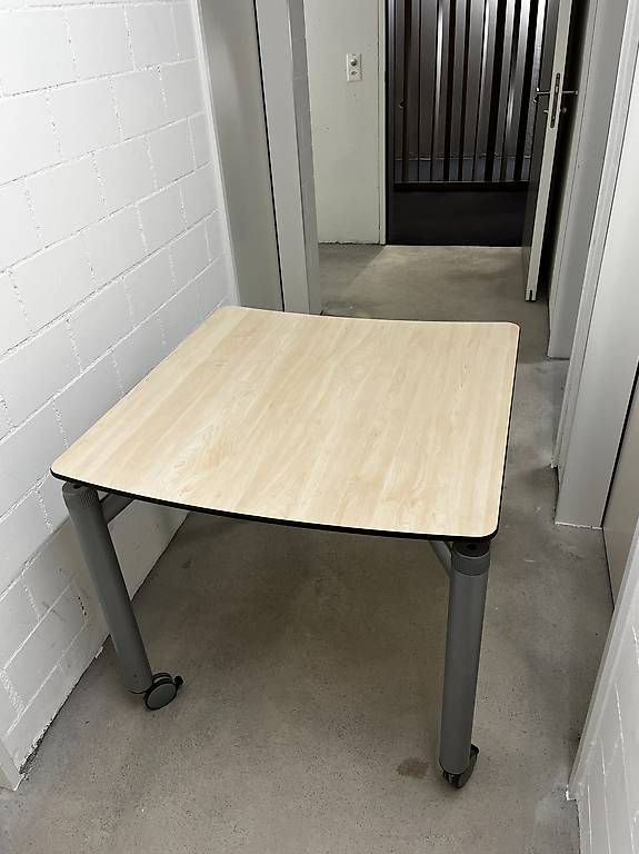 Tables: Quadratischer Bürotisch – D'occasion à Dietikon par mfl_zyz6 3
