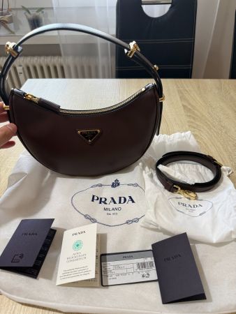 Neu - Kleine Prada Arqué Schultertasche aus Leder - Cognac