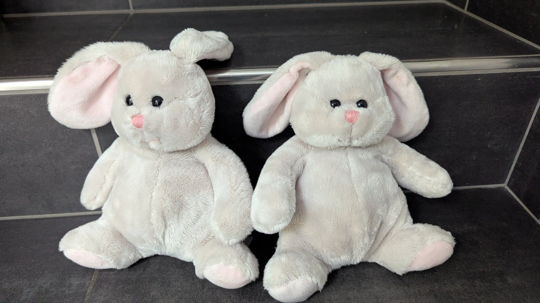 Jouets: 2 Minifeet Plüsch Hasen – D'occasion à Frauenfeld par mf2_yb66