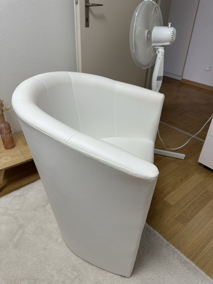 Fauteuils: Sessel weiss Kunstleder guter Zustand – D'occasion à Münchenbuchsee par IleanaT 1