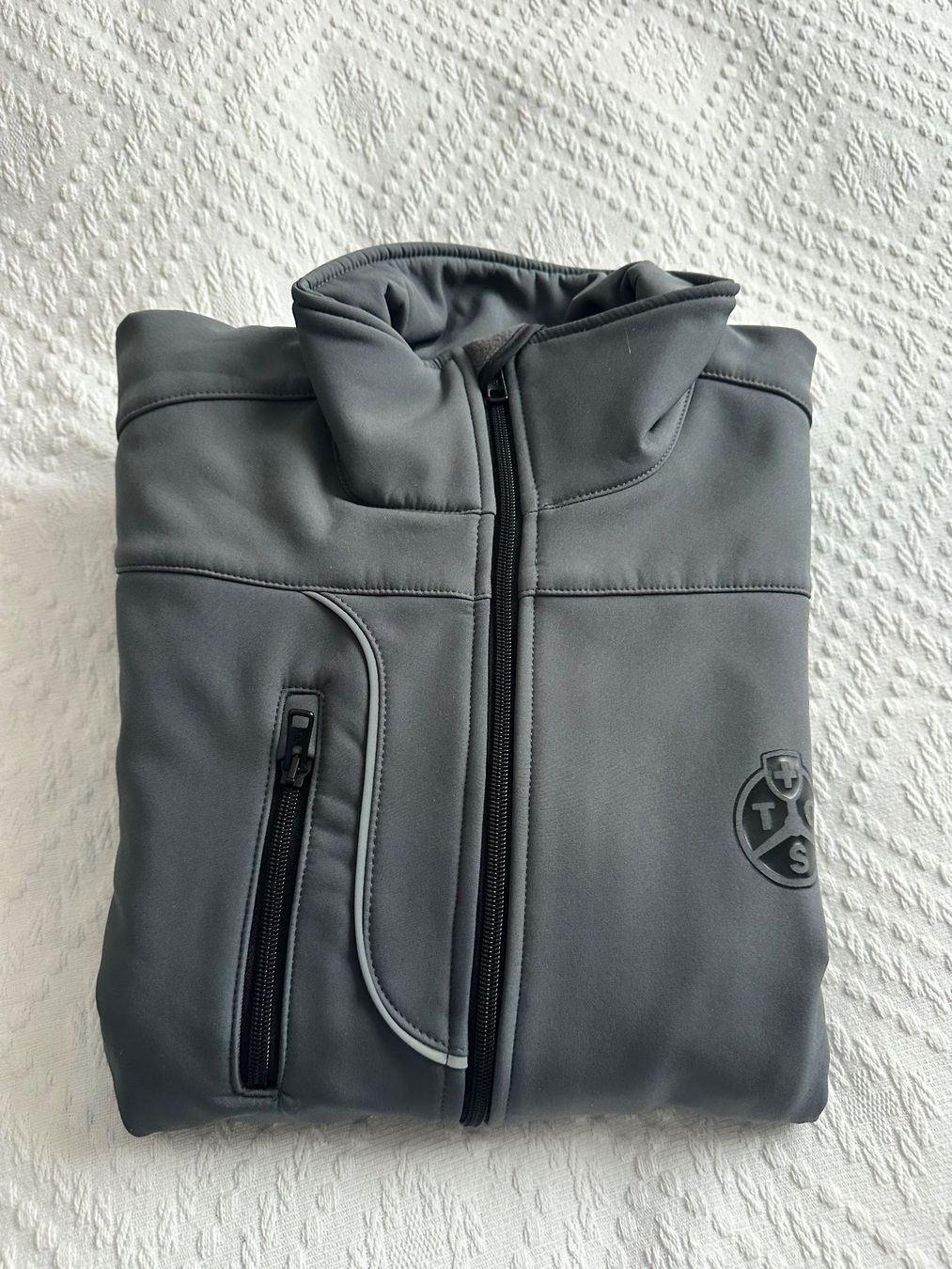 Jacken: TCS Softshell Jacke grau mit Taschen – Gebraucht aus Bülach von Jubet