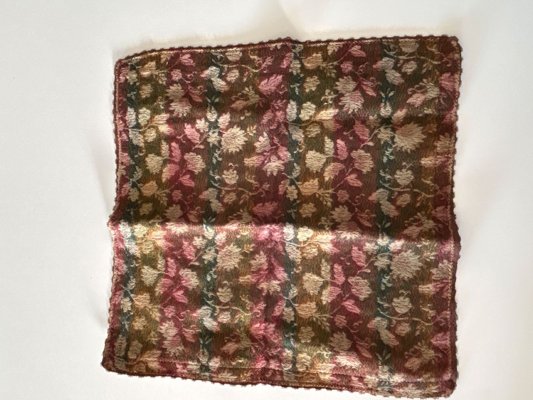 Altra biancheria da tavola: Deckchen mehrfarbig mit Blumenmuster gestickt – Usato da Brunnen venduto da Nala2929 1