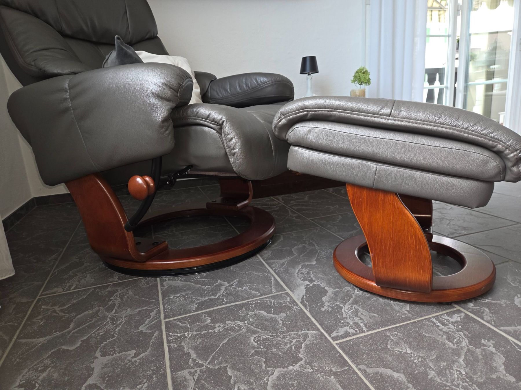 Poltrone: Ledersessel mit Hocker, Drehsessel, Relaxsessel – Usato da Habsburg venduto da Andcha 1