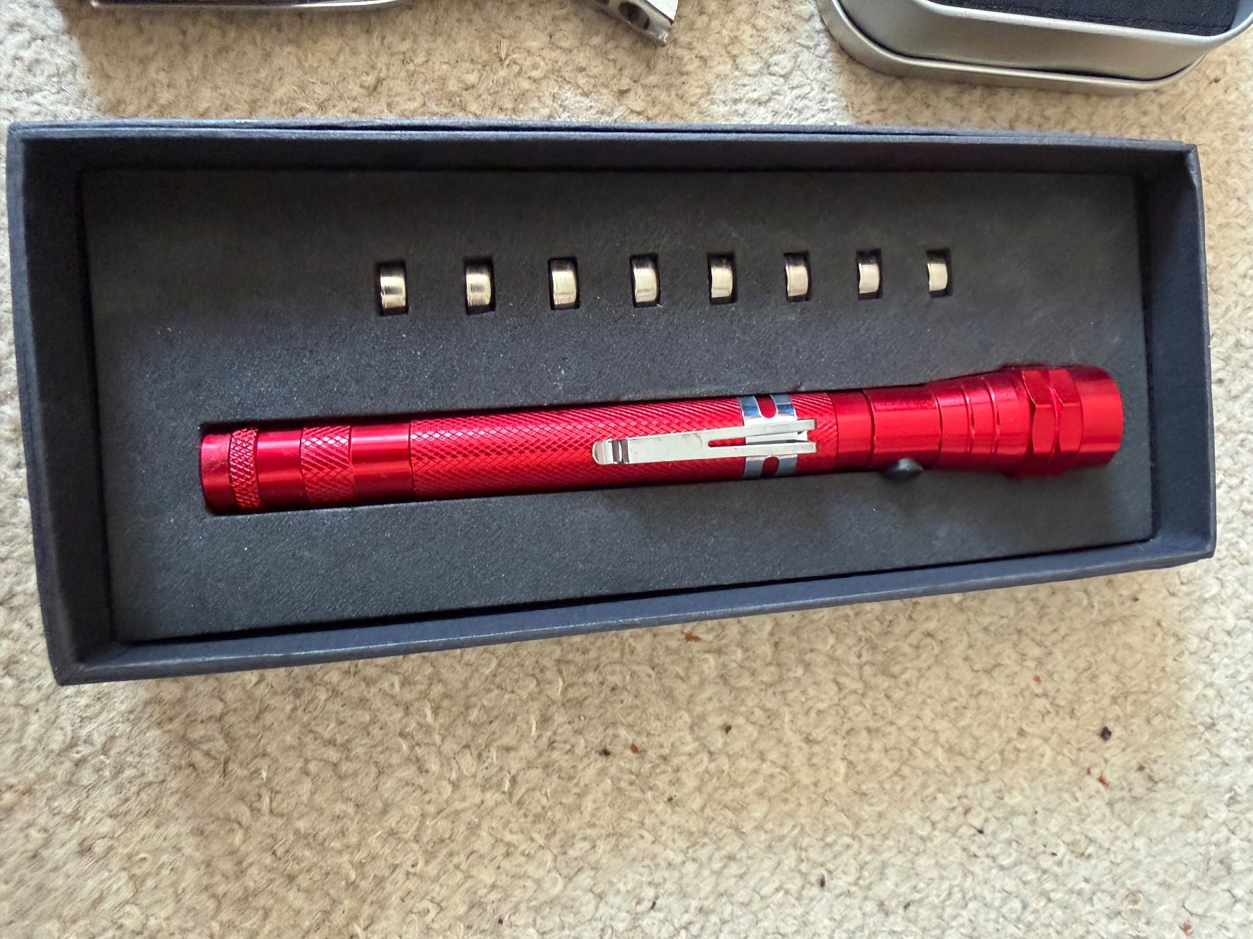 Tous les outils: Werkzeugset mit Multifunktionswerkzeug und Lampe – D'occasion à Jona par Jancy60 1