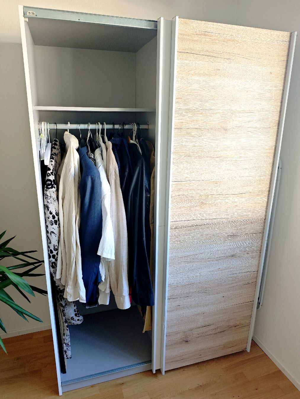 Armadi: Schrank weiss/Holzoptik  – Usato da Chur venduto da Edina1994 2