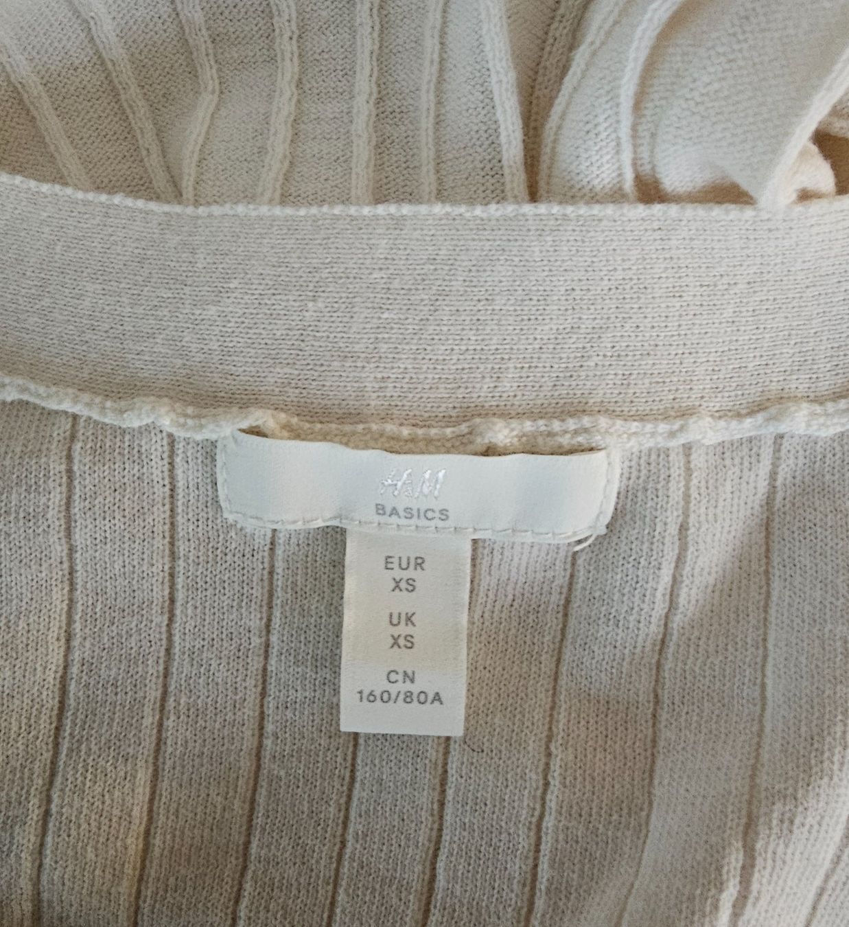 H&M T-Shirts: H&M Basic cooles Shirt mit Knöpfli Gr. XS Business Chic – Gebraucht aus Füllinsdorf von Sunnebliemli7 4
