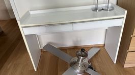 Schminktisch mit Spiegel und Beleuchtung
