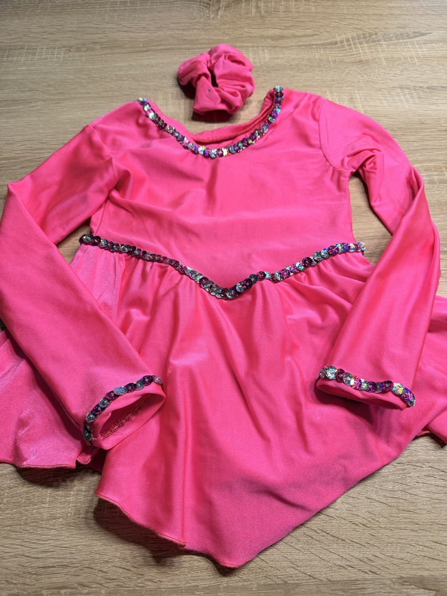 Vestiti & Gonne: Pink Eiskunstlaufkleid Gr. 140 mit Strass + Zopfgummi – Usato da Trimbach venduto da Schwaenchen