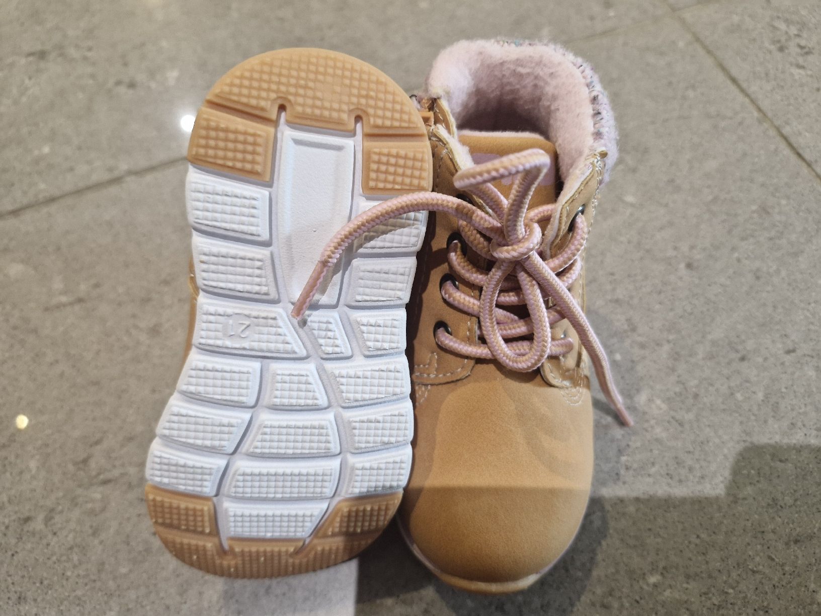 Fila Chaussures garçon: Fila Winter Schuhe Grösse 21 – D'occasion à Hergiswil LU par 88winu 2