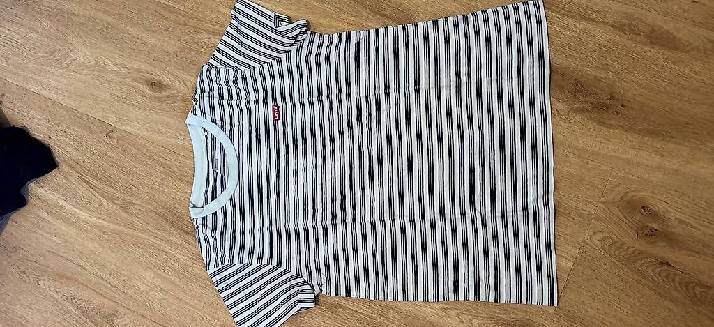 T-Shirts: Levis T-Shirt – Gebraucht aus Schöftland von nis_9zs5