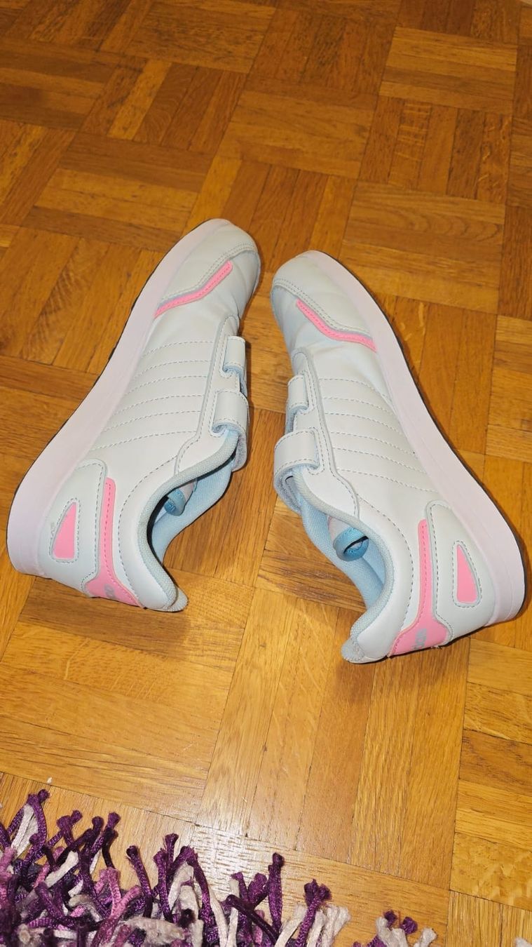Adidas Schuhe für Mädchen: neue Adidas Hallenturnschuhe Gr 35 – Neu (gemäss Beschreibung) aus Emmen von whytekc 2