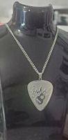 Collana plettro con chitarra e note musicali in acciaio