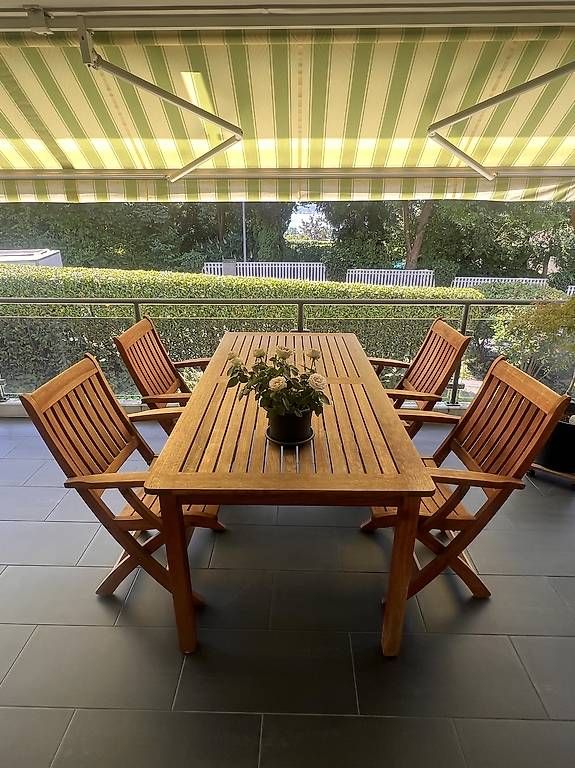 Set di tavolo e panche: Teak Holz Gartentisch mit 4 Stühlen – Usato da Uetikon am See venduto da 150960
