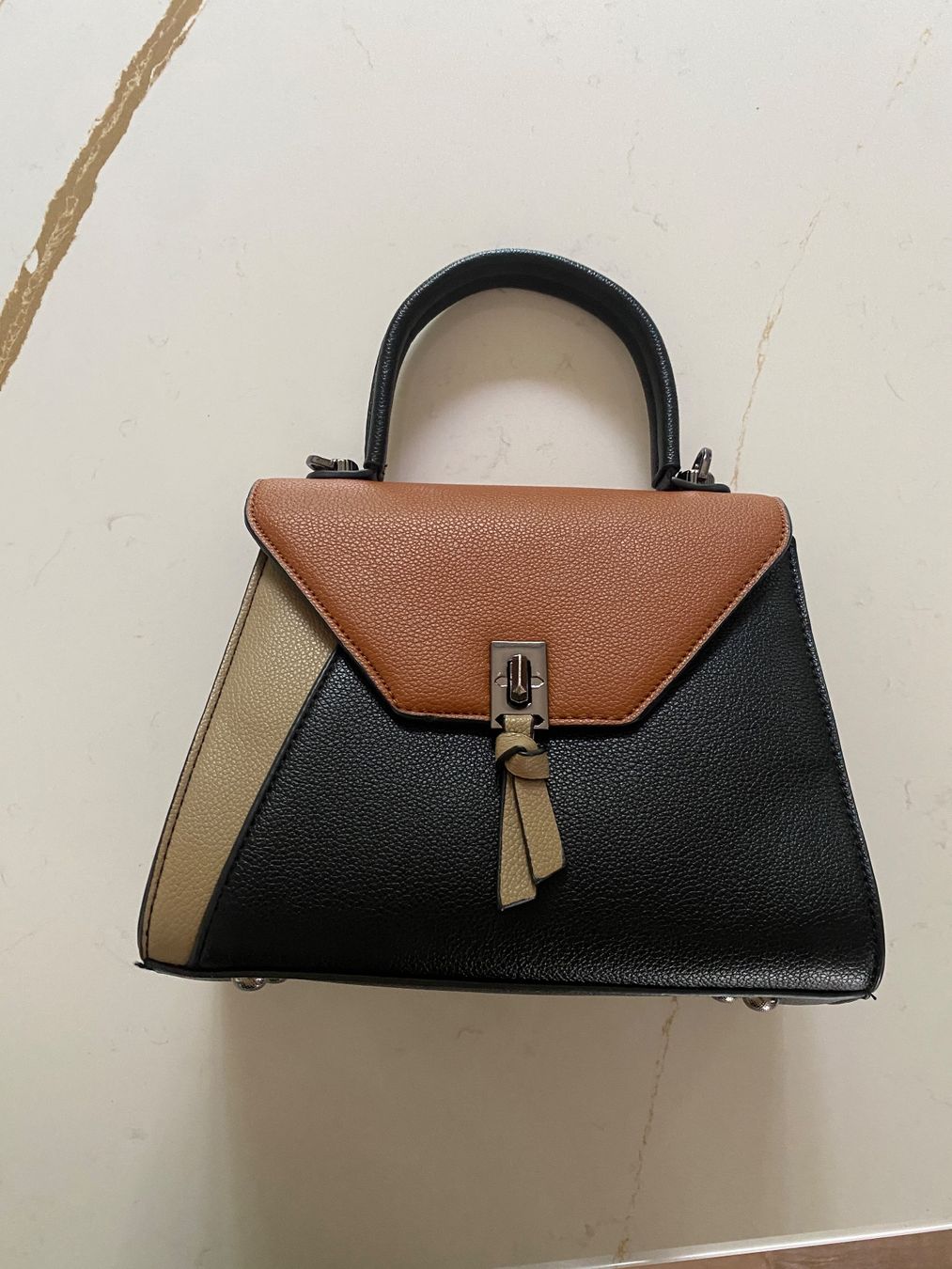 Sacs femmes: Umhängetasche oder/und Handtasche – D'occasion à Ittenthal par Lorinakuprecht0