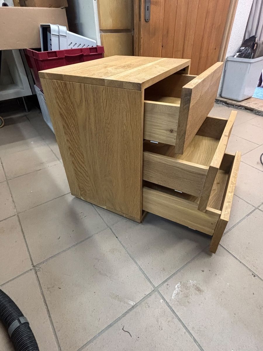 Tables de nuit: Holznachttisch auch Eiche  – D'occasion à Rickenbach BL par eumlin 1