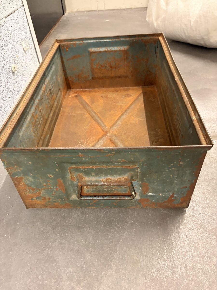 Equipement & pcs de rechange: Robuste Metallkiste mit Griffen – D'occasion à Zürich par gar_l5zb 2