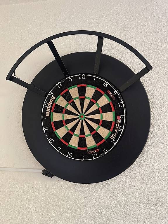 Jeux de fléchettes: Dartscheibe mit Surround und Beleuchtung – D'occasion à Steinhausen par deejaay_40 1