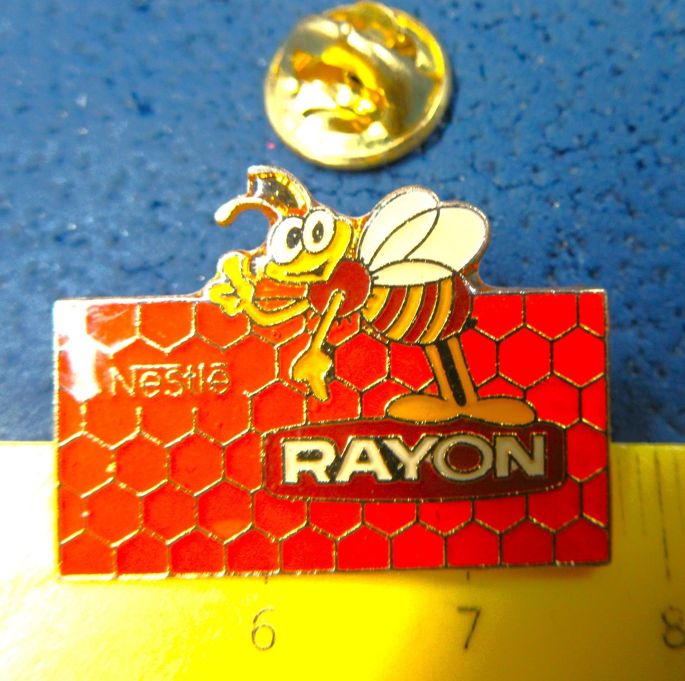 Nestlé Placchette & Badge: RAYON PIN NESTLE – Usato da Ettingen venduto da Hausi4711