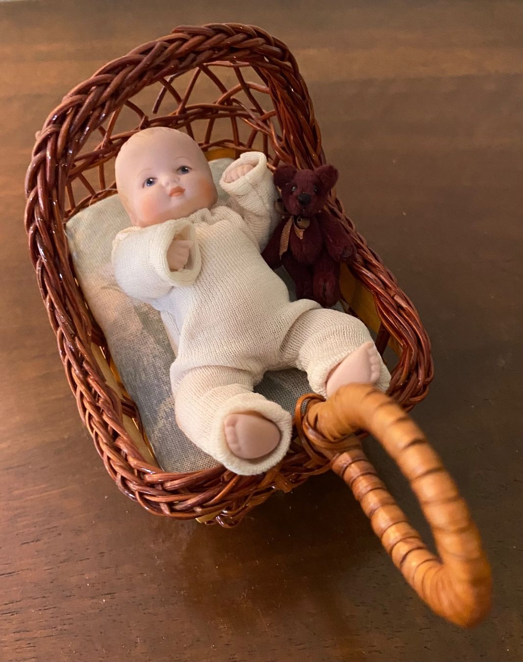 Carrozzine per bambole: Puppe im Kinderwagen mit Teddy aus Korbmöbel – Usato da Zürich venduto da kaegret 1