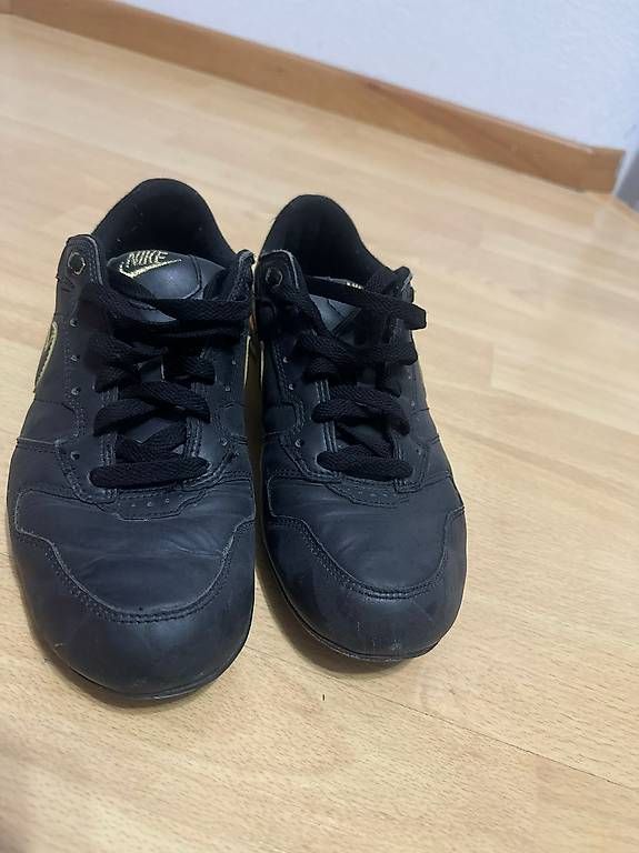 Nike Scarpe da uomo: Nike Schuhe schwarz Gold – Usato da Lupfig venduto da Pluribus 1