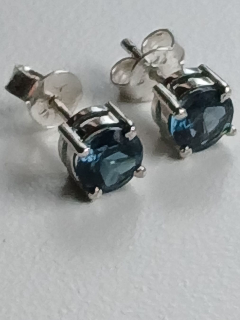 Ohrringe & -stecker: Ohrstecker 925 Silber, Durchm. ca. 6mm dunkelblaum – Gebraucht aus Stallikon von madi0320