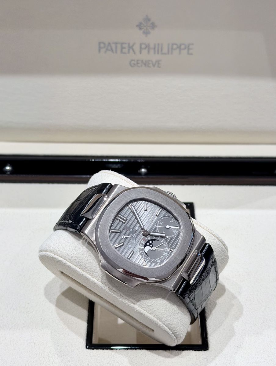 Patek Philippe Orologi: Patek Philippe 5712 Moonphase 18K Whitegold – Usato da Zürich venduto da WATCHROOM 3