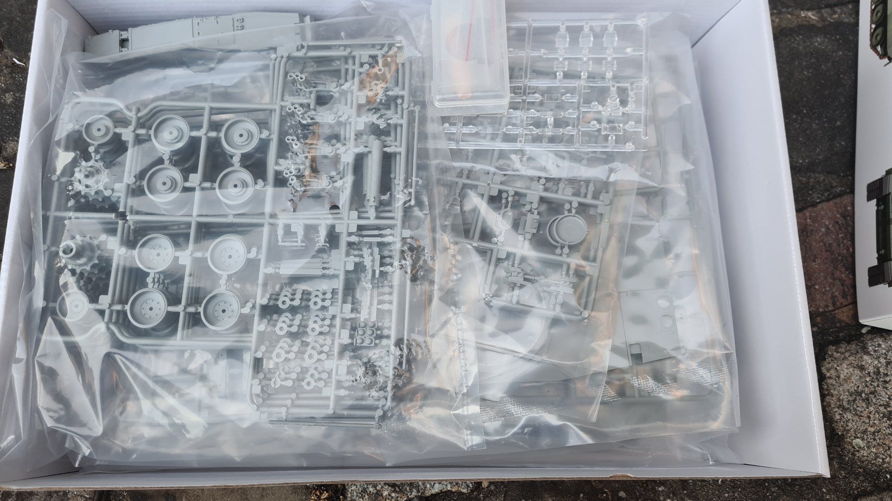 Modellbausätze & Standmodelle: 1:35 Leopard 2 A8 - Amusing Hobby 35A058 – Gebraucht aus Bassersdorf von jackbmw 2