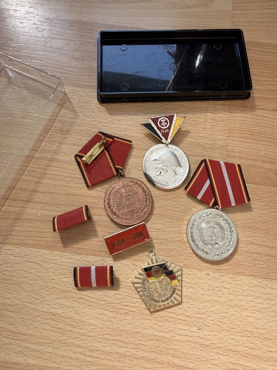 Uniformi: Diverse Militaria NVA – Usato da Zürich venduto da ol-inclusive