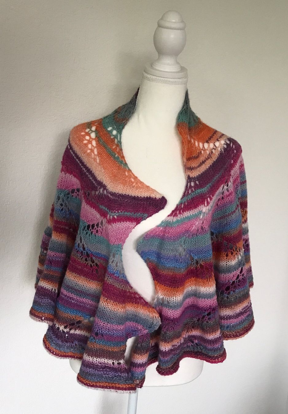 Altro in Moda donna: Cape - halbrundes Tuch - handgestrickt – Nuovo e nell'imballaggio originale da Riniken venduto da einfach-so