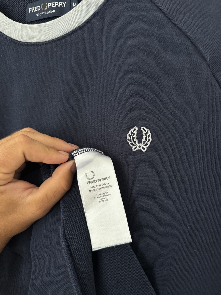 Fred Perry Pullover & Sweatshirts: Fred Perry Pullover dunkelblau Grösse M oryginal  – Gebraucht aus Wetzikon ZH von Jan_wojt 4