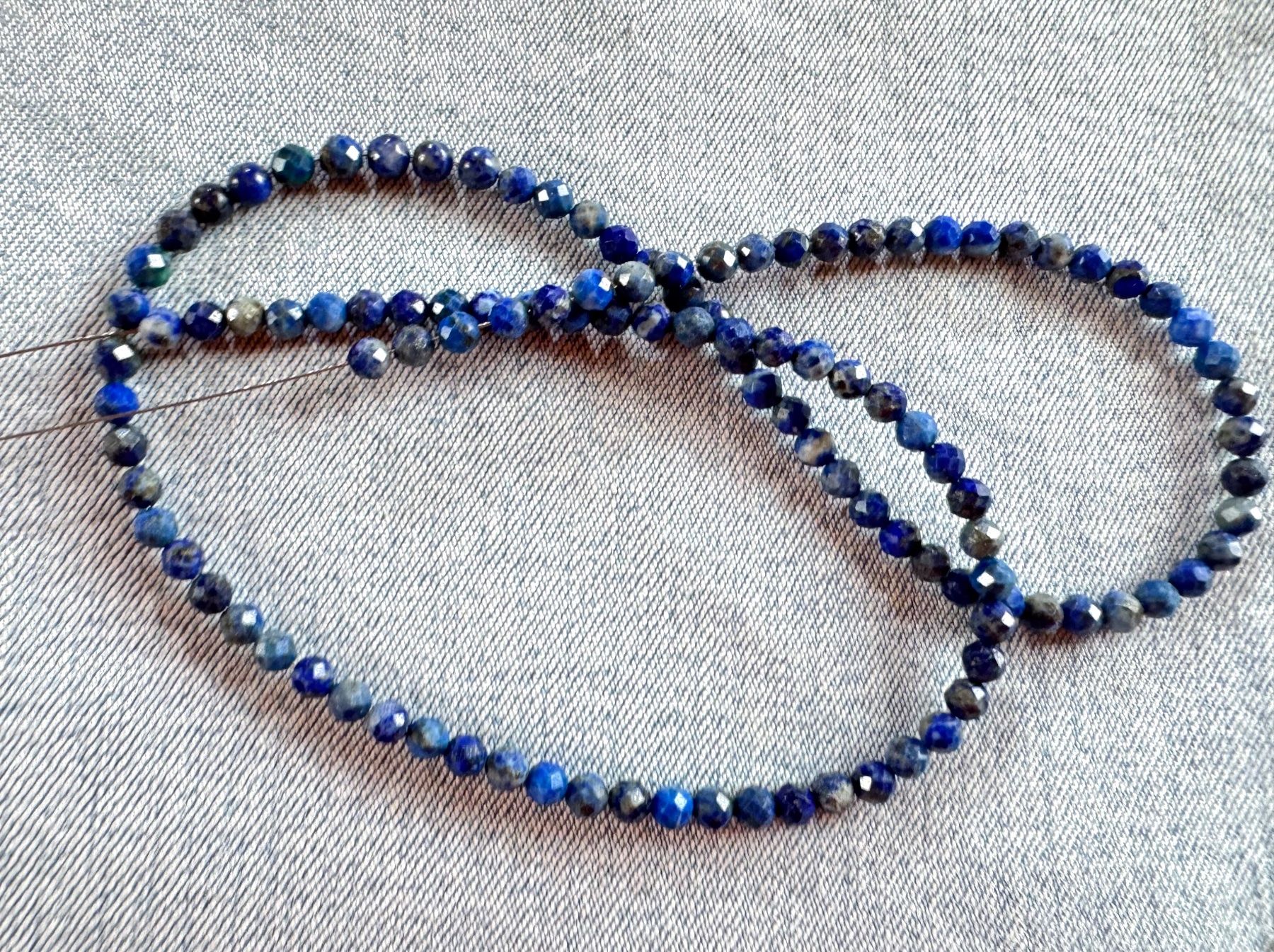 Catenine: Lapis Lazuli  facettiert  Strang    4mm      auf Flexdraht – Nuovo e nell'imballaggio originale da Leuggern venduto da gemshow