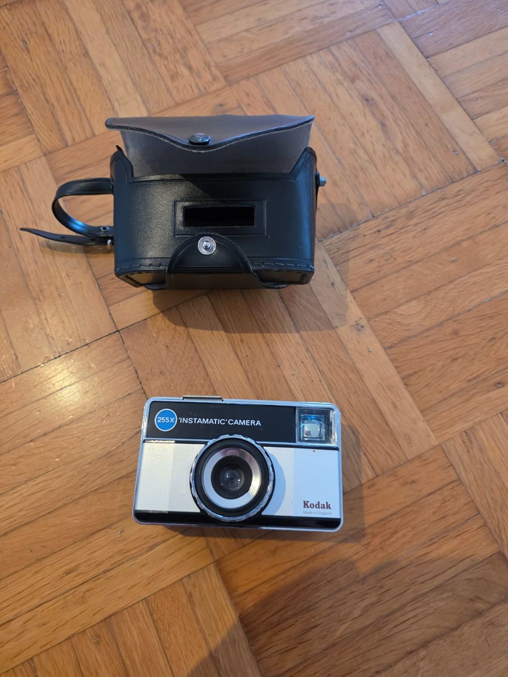 Kodak Fotocamera: Kodak Instamatic Kamera mit Tasche – Difettoso da Dorf venduto da Echo_Elements
