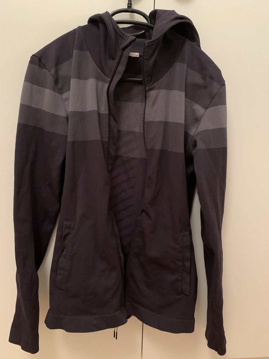 Giacche: Asics Zip Hoodie – Usato da Unterägeri venduto da Globi8634