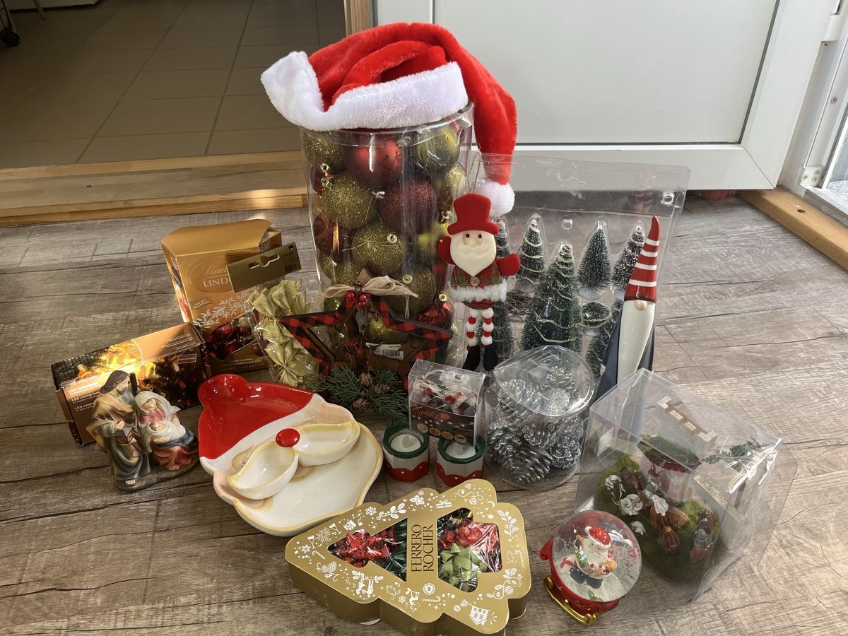 Toutes les décorations: Weihnachtsdeko Konvolut mit Geschenkbändern – D'occasion à Susten par Emons 2