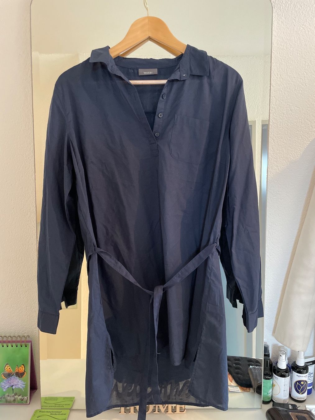 Camicette: dunkelblaue Oversize Bluse mit Gürtel Baumwolle Gr.42 – Usato da Küssnacht am Rigi venduto da Monimaus03 1