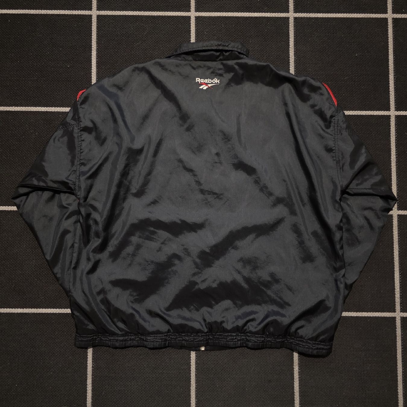 Reebok Giacche: Vintage Reebok Vector Windbreaker Jacket Black Red White 90s – Usato da Etoy venduto da Vinylafrime 2