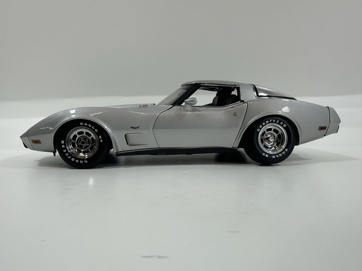 UT Models Modellautos: 1978 Chevrolet Corvette C3 1:18, silbrig, UT MODELS – Defekt aus Zofingen von rf9_x2xt 2