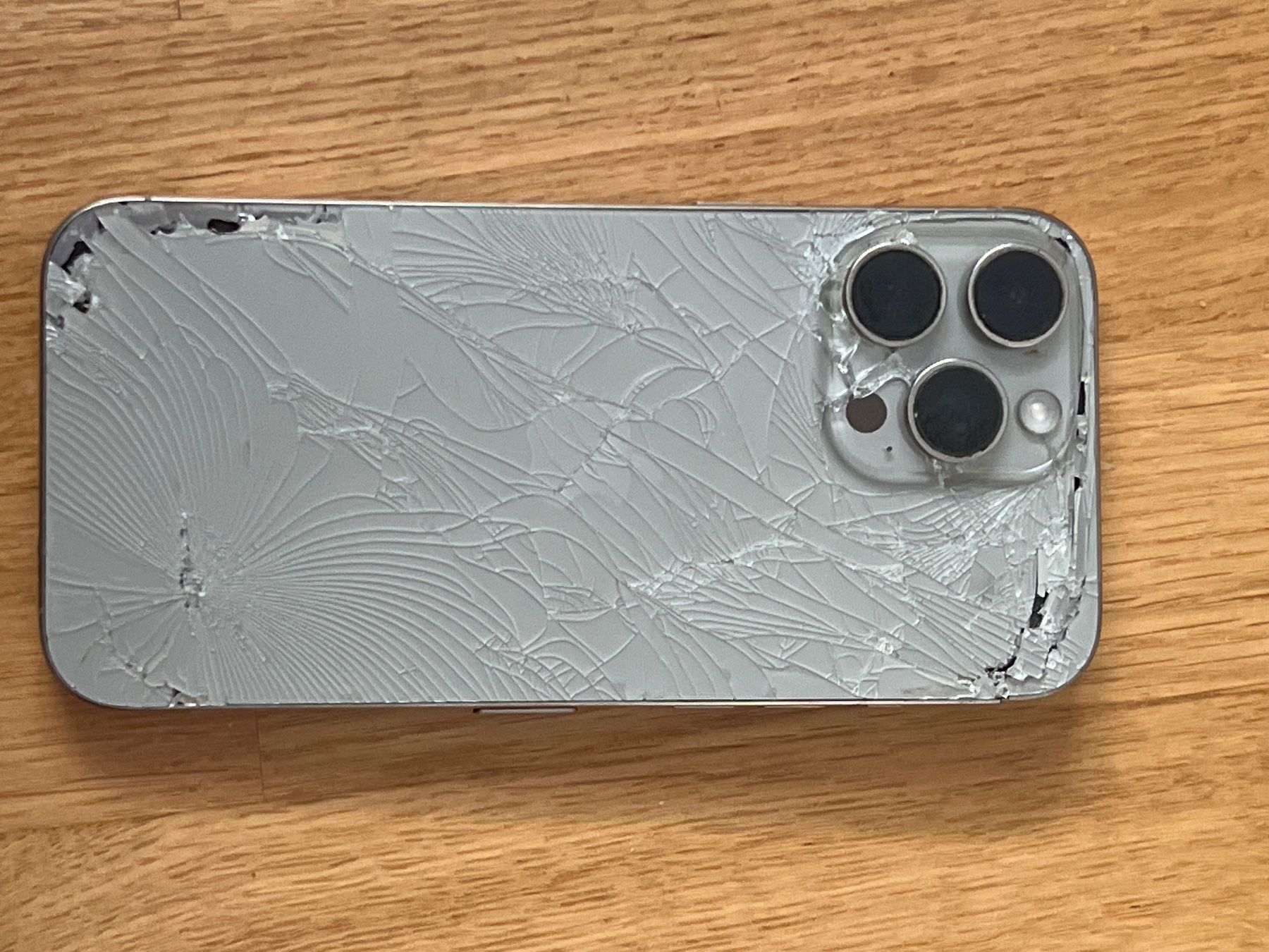Apple Telefoni cellulari / Smartphones: iPhone 16 Pro Max - Defekt - Für Bastler oder als Ersatzteil – Difettoso da Meisterschwanden venduto da Lucaelloco