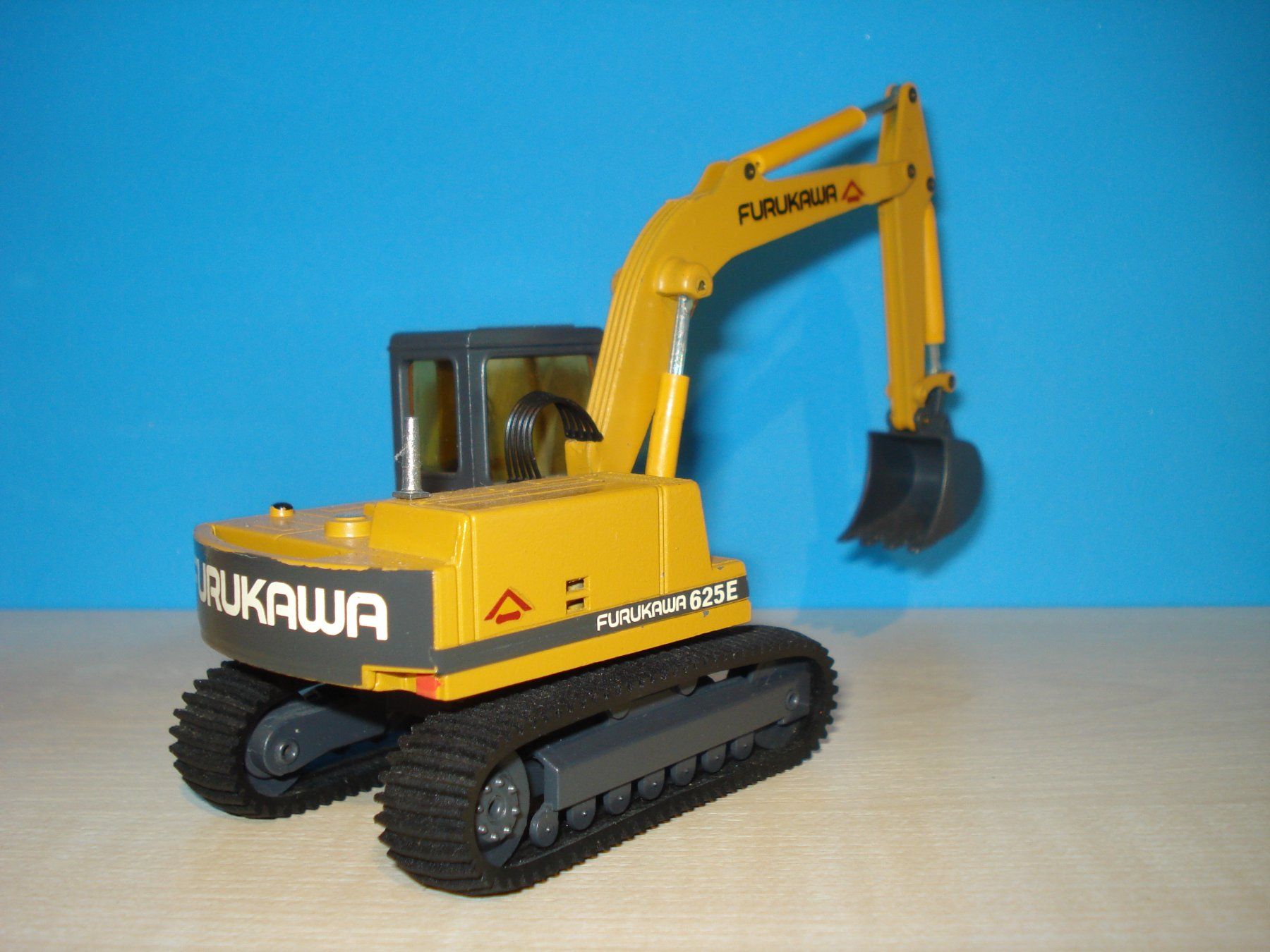 Conrad Kits de montage: FURUKAWA 625 E Raupenbagger – D'occasion à Mitlödi par worker04 2