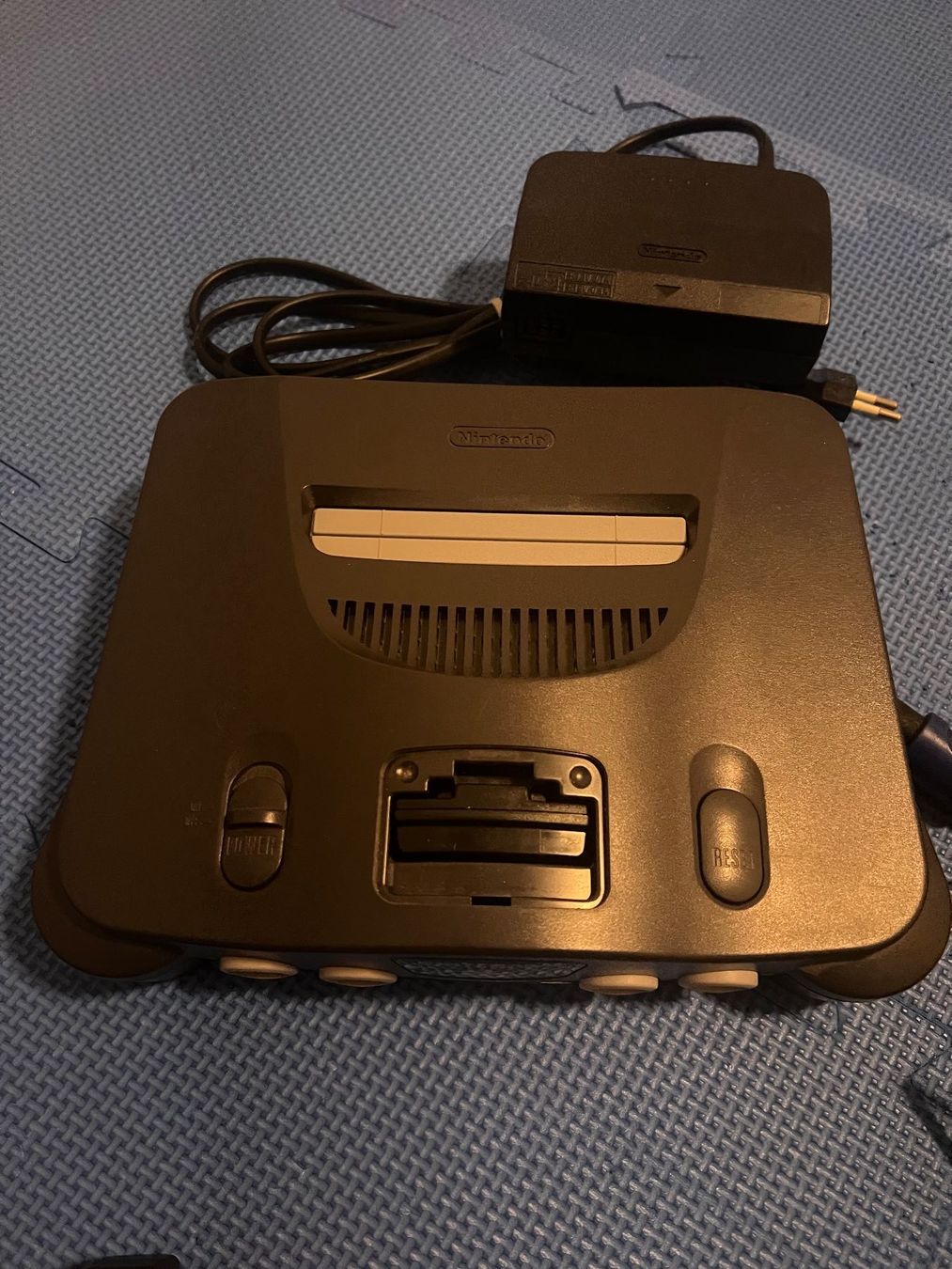 Nintendo Console: Nintendo 64 / N64 Konsole mit 2 original Controller – Usato da Gossau SG venduto da schlitzerdemon 2