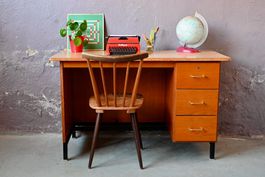 Bureau à tiroirs de style vintage scandinave ancien
