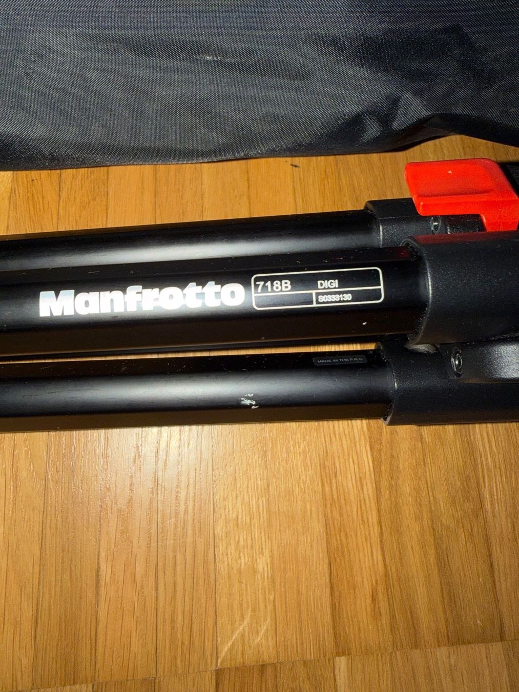 Trépieds & Accessoires: Manfrotto 718B DIGI Kompaktstativ mit Tasche – D'occasion à Zürich par Townes64 1