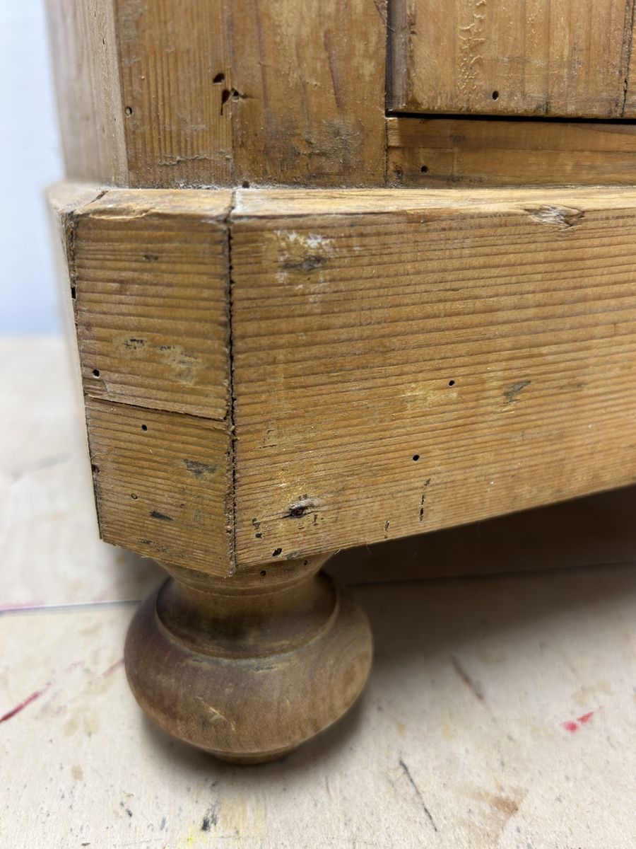 Tables de nuit: Antikes Holznachttisch – Défectueux à Uster par Stromboli7 4