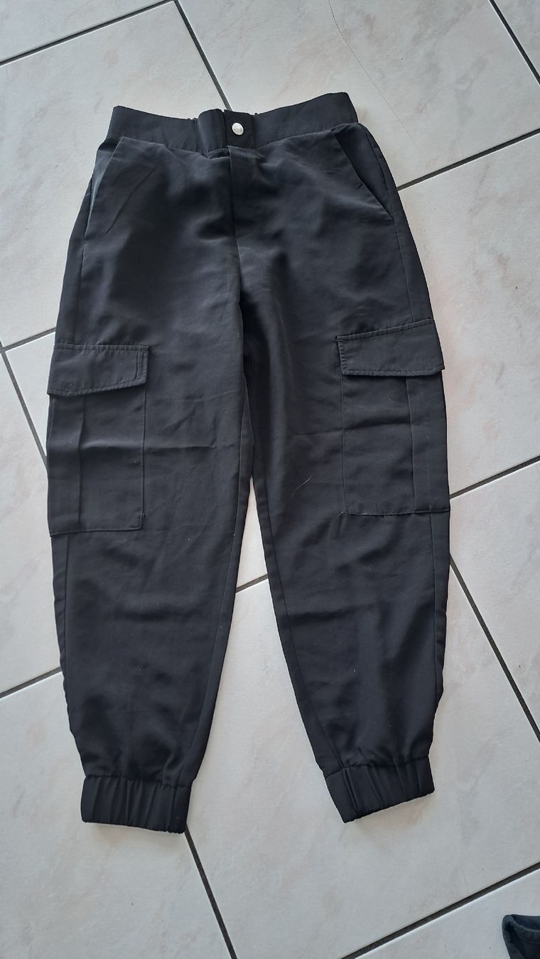 Pantaloni: Pantalon cargo noir élégant taille S – Nuovo (secondo la descrizione) da RIAZ venduto da Betty012