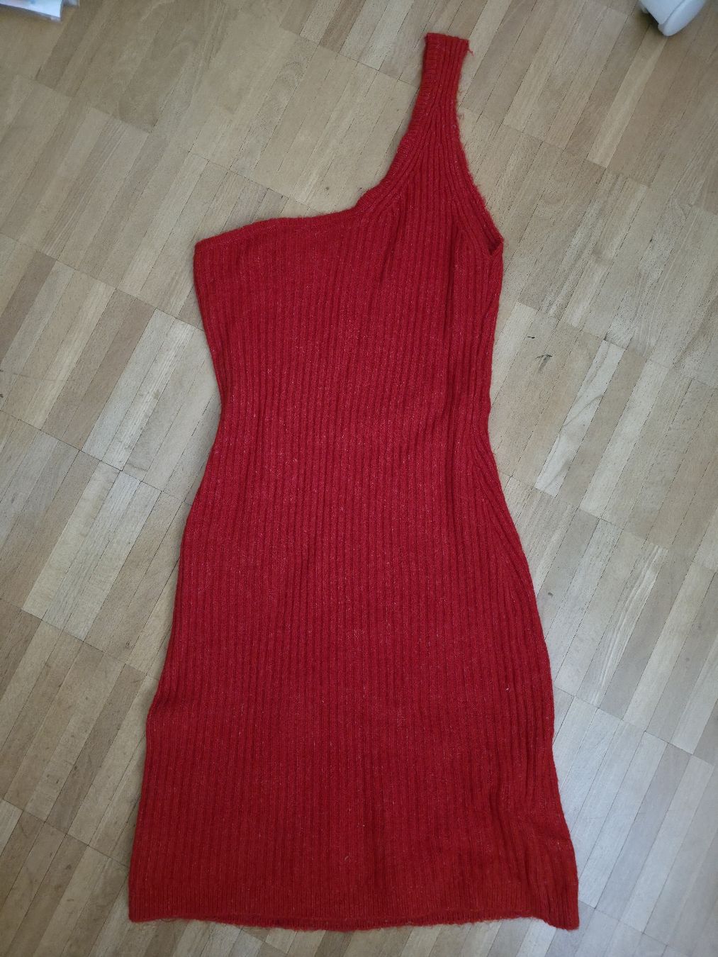 H&M Vestiti: Red One-Shoulder Knit Dress – Usato da Hombrechtikon venduto da moonwaterqueen