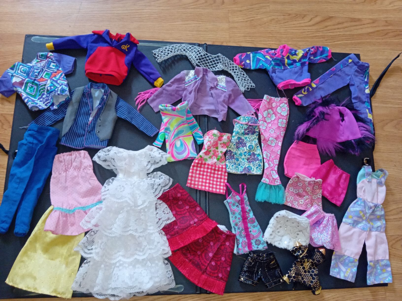 Puppen: lotto abiti Barbie e Ken 27 pezzi – Gebraucht aus Biasca von Old_6blh