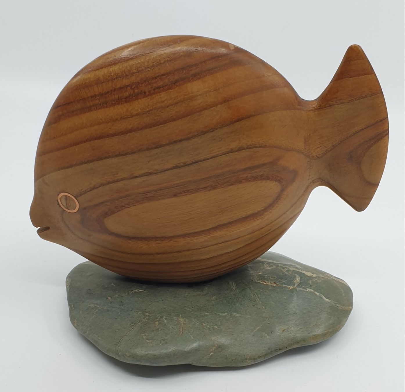 Figuren: Mid Century Figur, Holzfisch auf Stein – Gebraucht aus Emmen von magelan