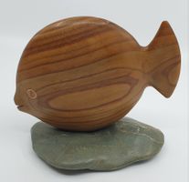 Mid Century Figur, Holzfisch auf Stein